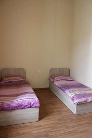 Хостелы Hostel Mandaria Кутаиси Бюджетный двухместный номер с 2 отдельными кроватями-4